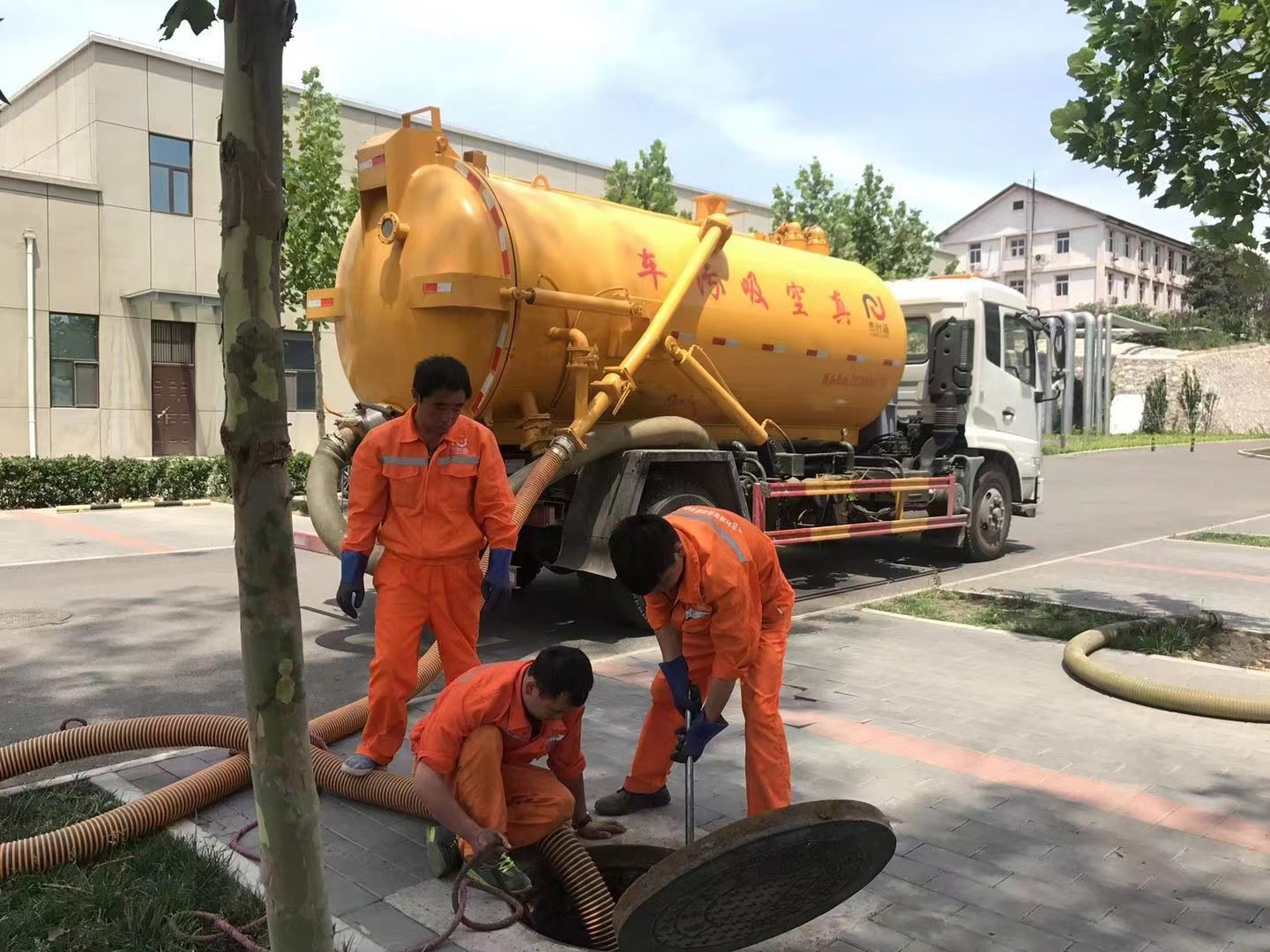 兴县管道疏通车停在窨井附近