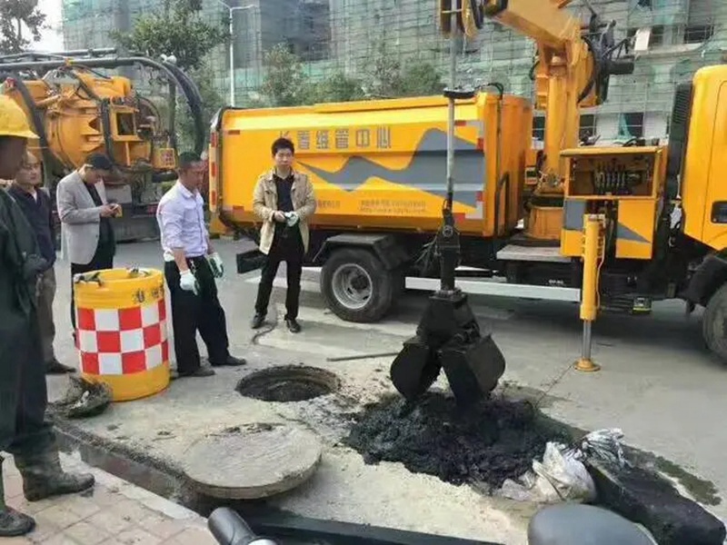 兴县街道：网格员化身“清道夫”，为民解忧疏通“堵心”化粪池
