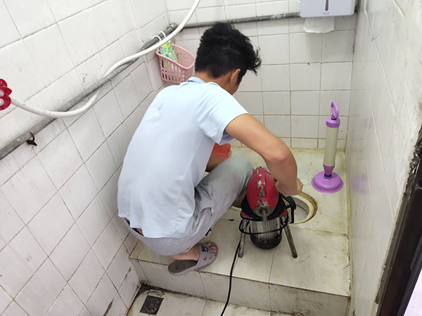 兴县肥皂掉到马桶里把马桶堵住了怎么办？马桶堵住了怎么办