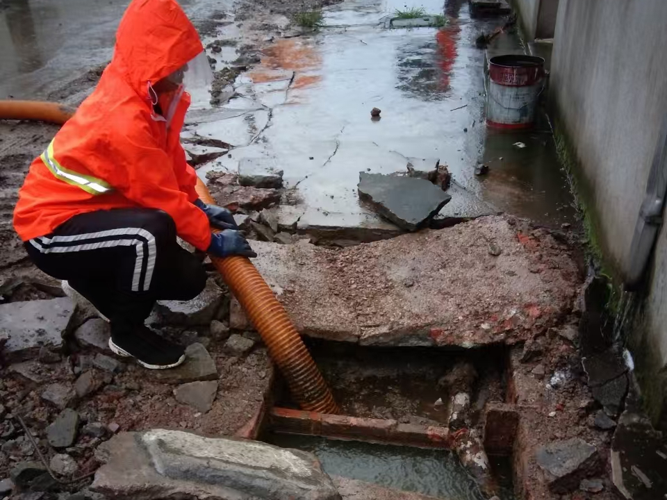 兴县专业清理污水池 炜誉市政以规范流程守护城市 “肠道”