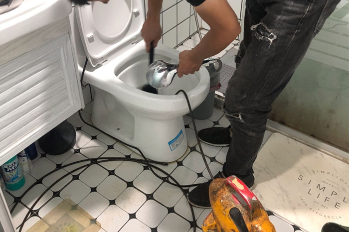 兴县马桶堵塞自己疏通还是找师傅？专业上门服务让你省时更省心